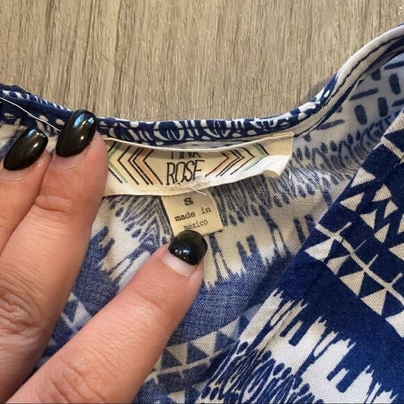 Pink rose, small geometric blue/white shirt sleeve - Picture 5 of 8